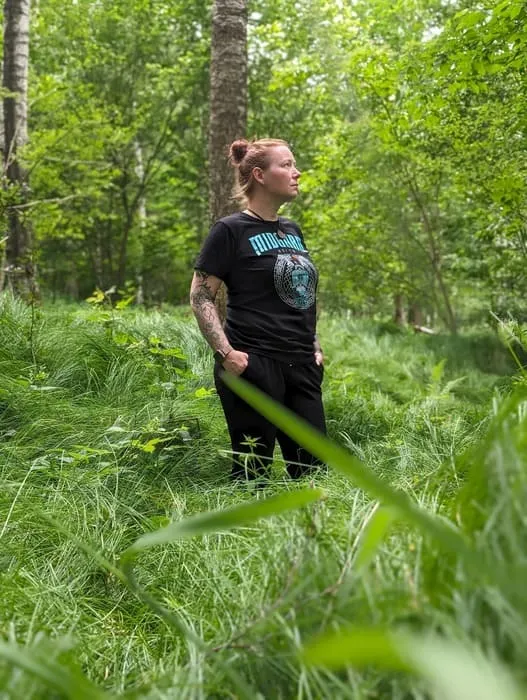 Mann in Shorts trägt North Legendary Shirt beim Spaziergang im Wald