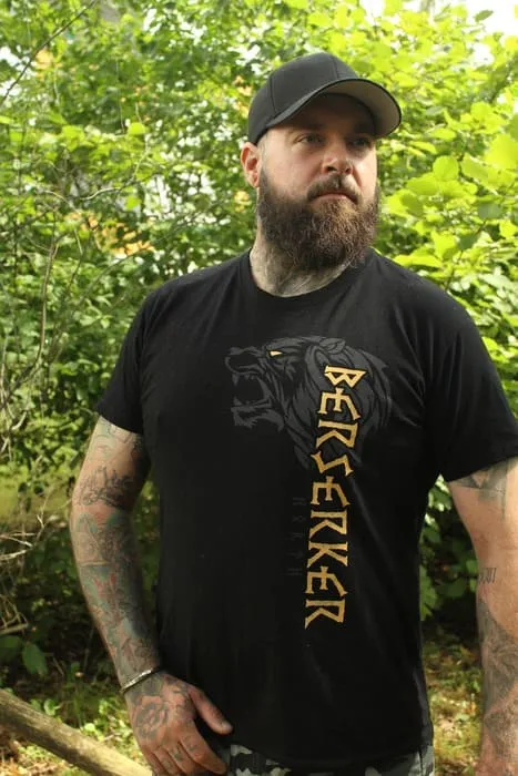 Zwei Kunden in Wikinger-Shirts posieren sitzend auf einem Felsen