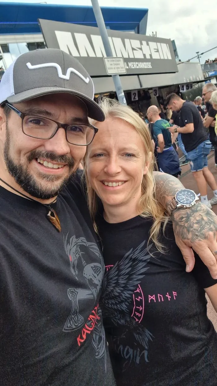 Paar in North Legendary Outfits bei einem Szene-Event