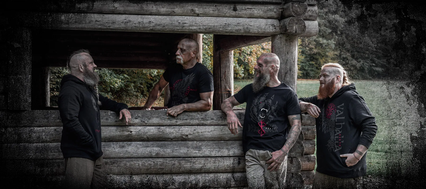 Detail: Berserker- und Vegvisir-Print auf North Legendary® Shirts im Wald