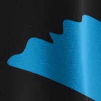 Freya Wikinger T-Shirt Herren – kronengeschmückte Göttin mit wallendem Haar, Runen und Himmelszeichen in nordischer Linienführung – Blau