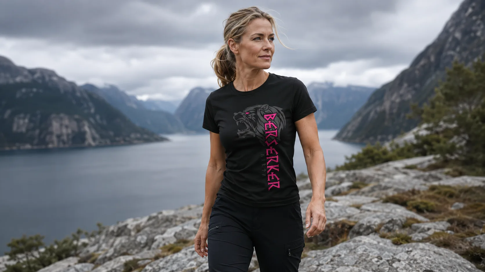 Berserker Wikinger T-Shirt Damen – brüllender Bärenkopf in weißer nordischer Linienführung mit vertikalem Schriftzug
