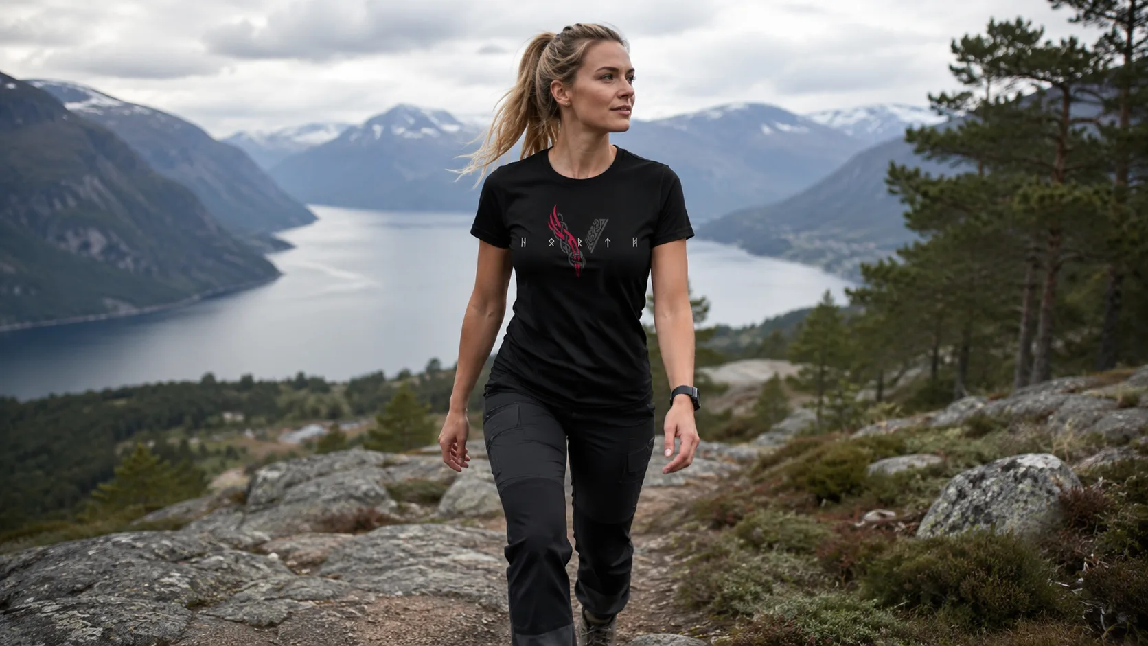 Viking V Wikinger T-Shirt Damen – weißes nordisches V aus Rabe und Knotenwerk, flankiert von Runen, tailliert geschnitten