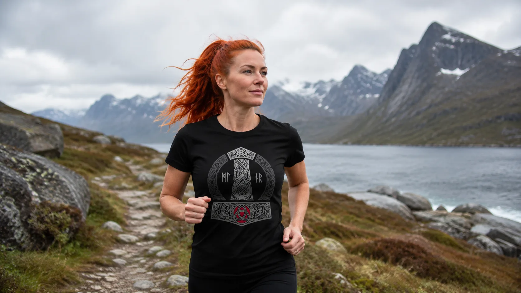 Mjölnir Wikinger T-Shirt Damen – Thors Hammer als Amulett in silbernem nordischem Knotenwerk auf dunklem Grund