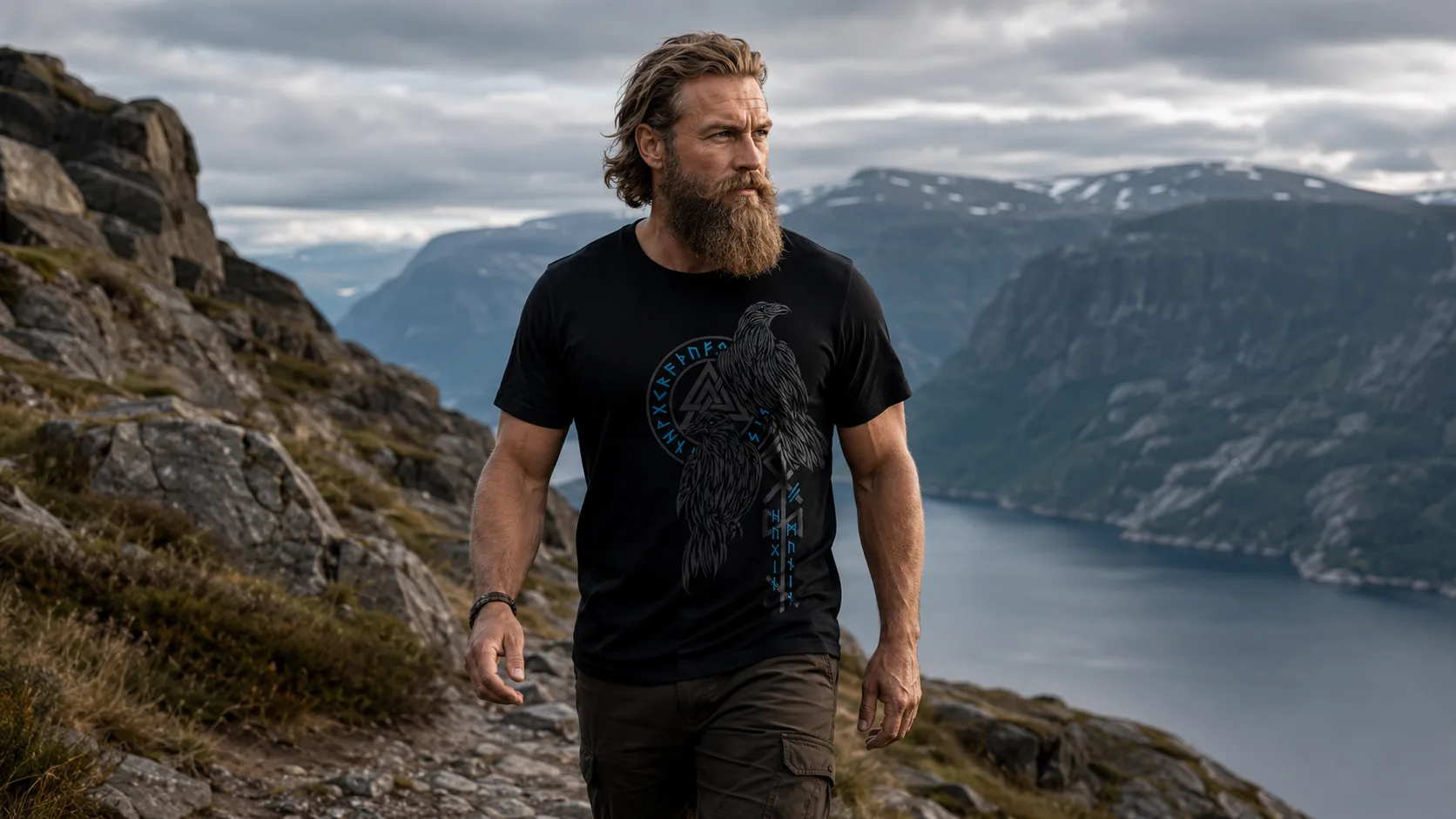 Hugin & Munin Wikinger T-Shirt Herren – Odins Rabe in silbergrauer Linienführung mit Valknut und Runenkranz