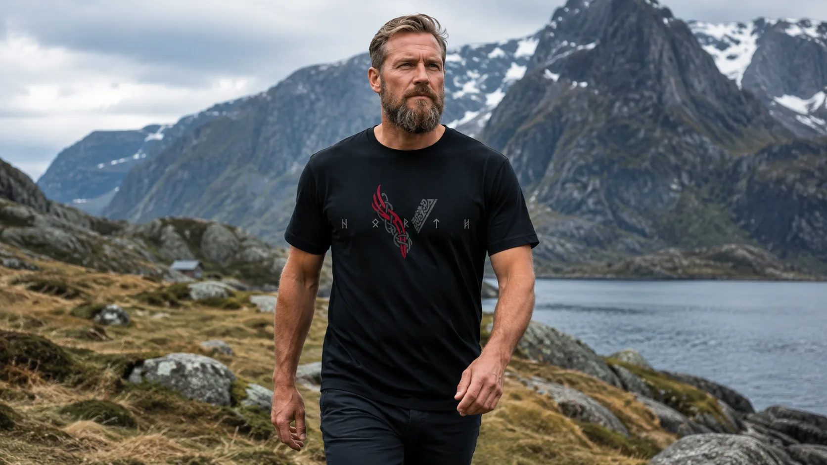 Viking V Wikinger T-Shirt Herren – silbergraues Flechtwerk-V mit Rabenkopf und NORTH-Runen auf der Brust
