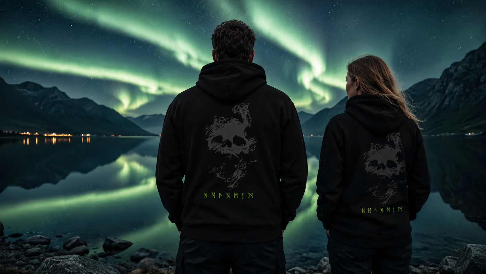 Helheim Wikinger Zipper Unisex – verwitterter Schädel, der über Runen zu Nebel zerfällt, als großflächiger Rückendruck