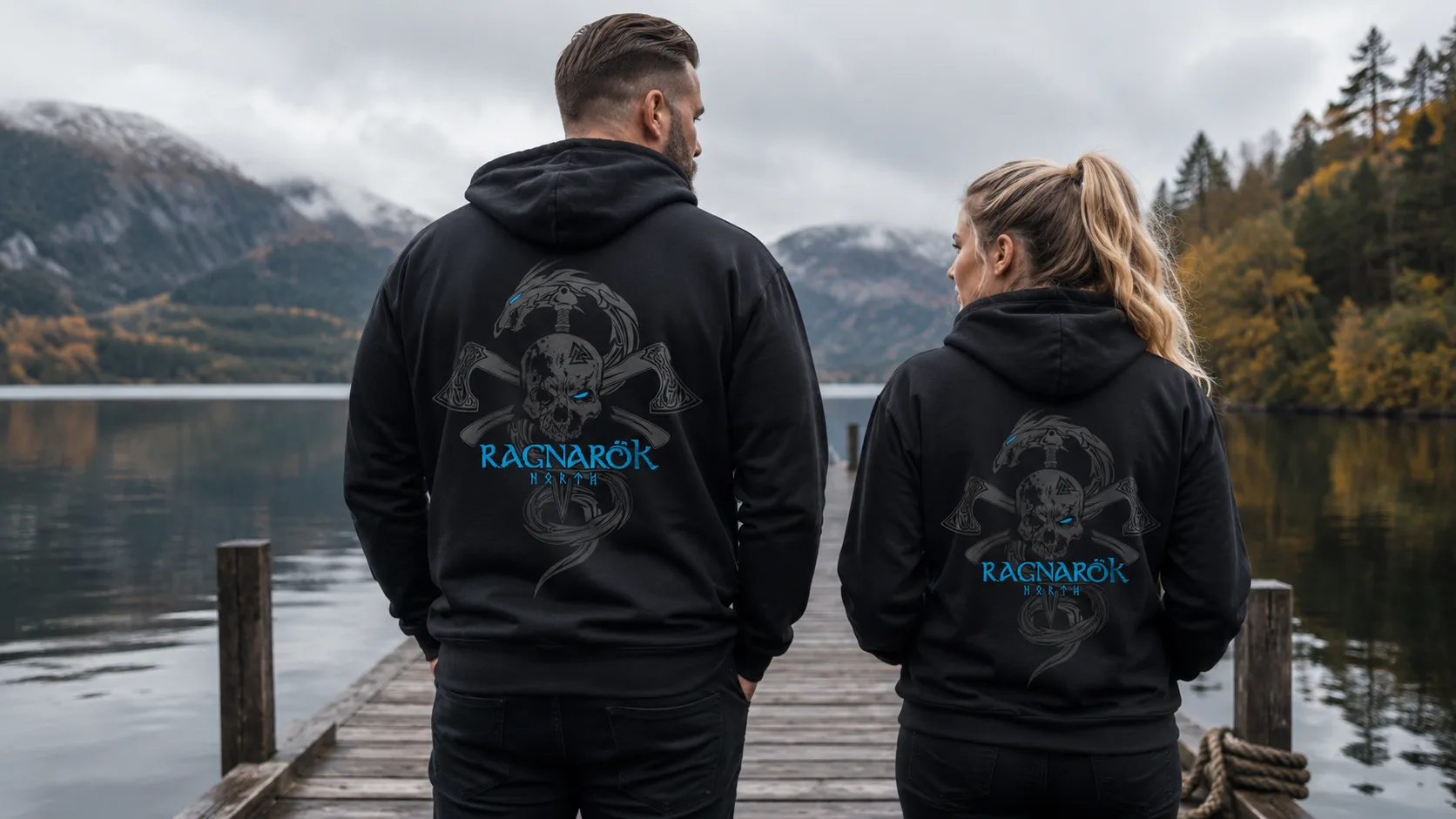 Ragnarök Wikinger Zipper Unisex – durchstoßener Schädel mit ringender Schlange und gekreuzten Äxten als wuchtiger silbergrauer Rückendruck