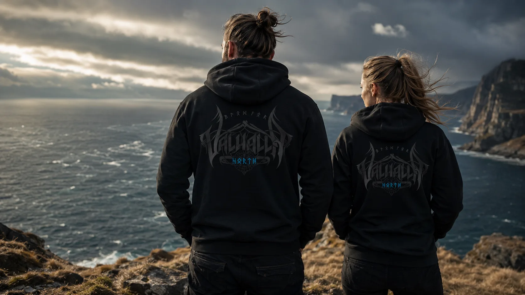 Blood of Valhalla Wikinger Zipper Unisex – großflächiger Rückendruck mit Valhalla-Schriftzug, Runen und Vegvísir in Silber auf Schwarz