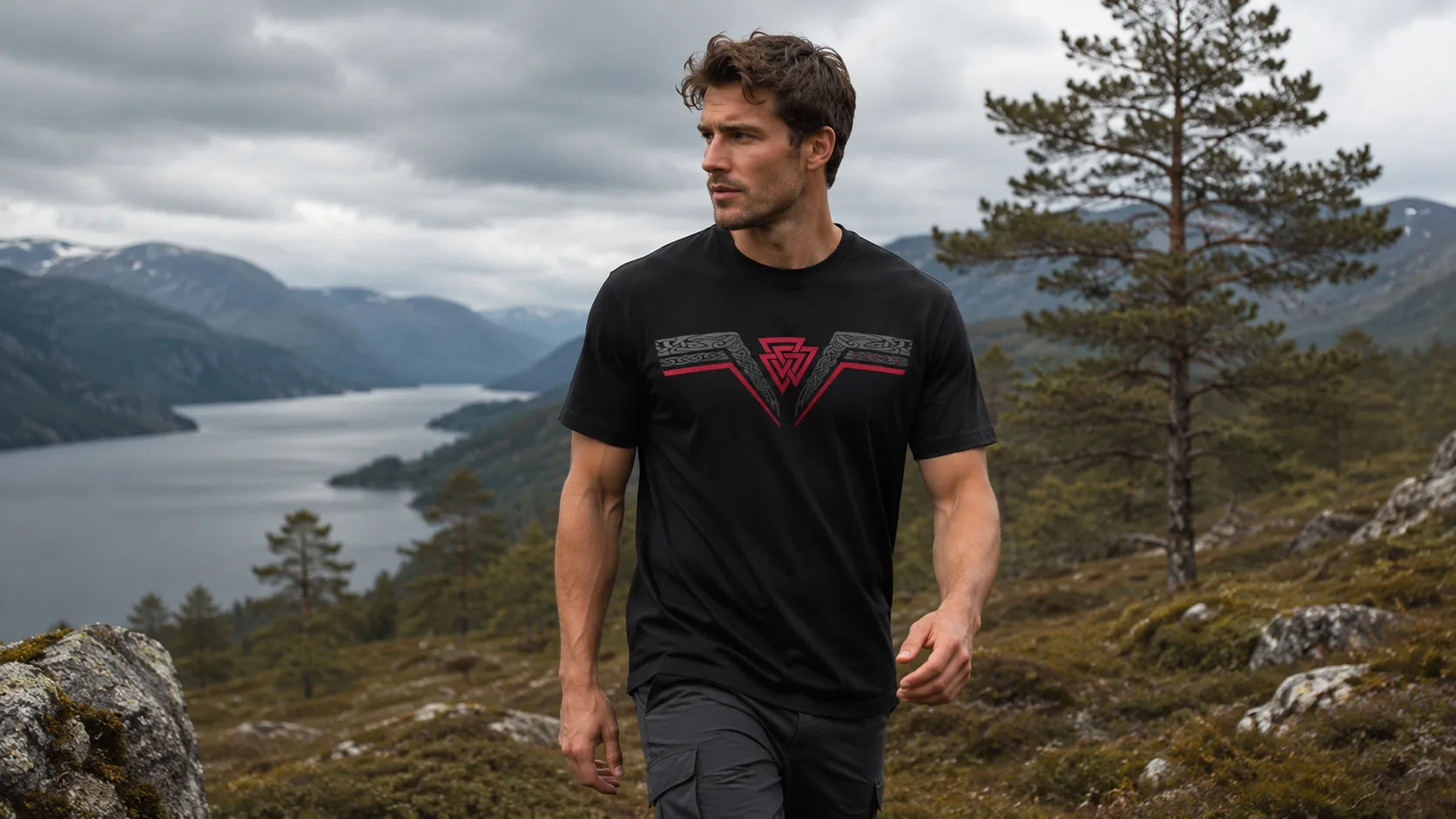 Modell mit Valknut-Wotansknoten-T-Shirt vor Fjord-Panorama